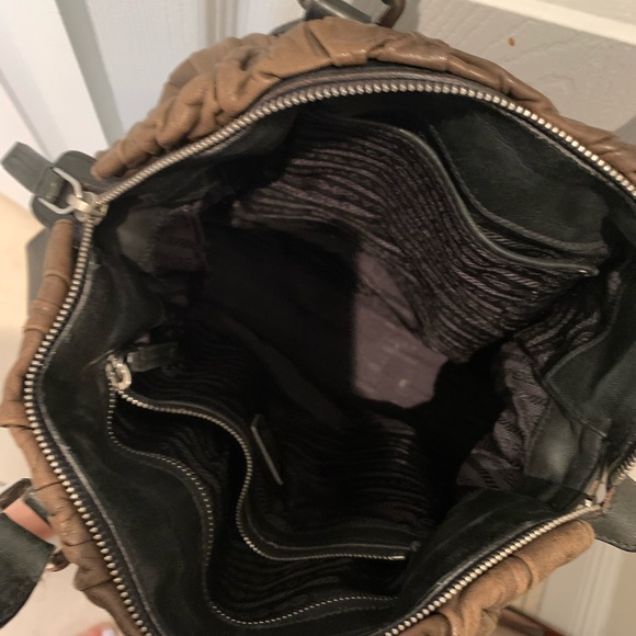 Crossbody distress PRADA bag, excellent condition, only big strap shows scratch - Picture 3 of 11